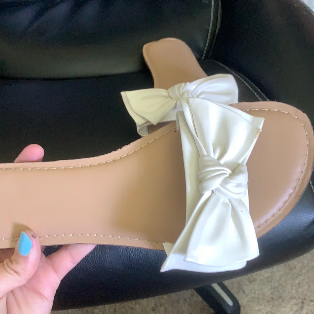 Sandals with bow